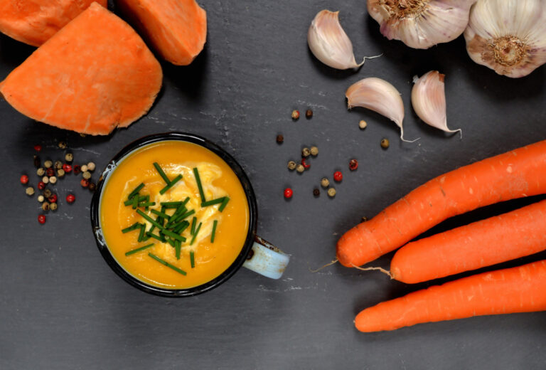Soupe de potiron et carotte à la crème et ciboulette.