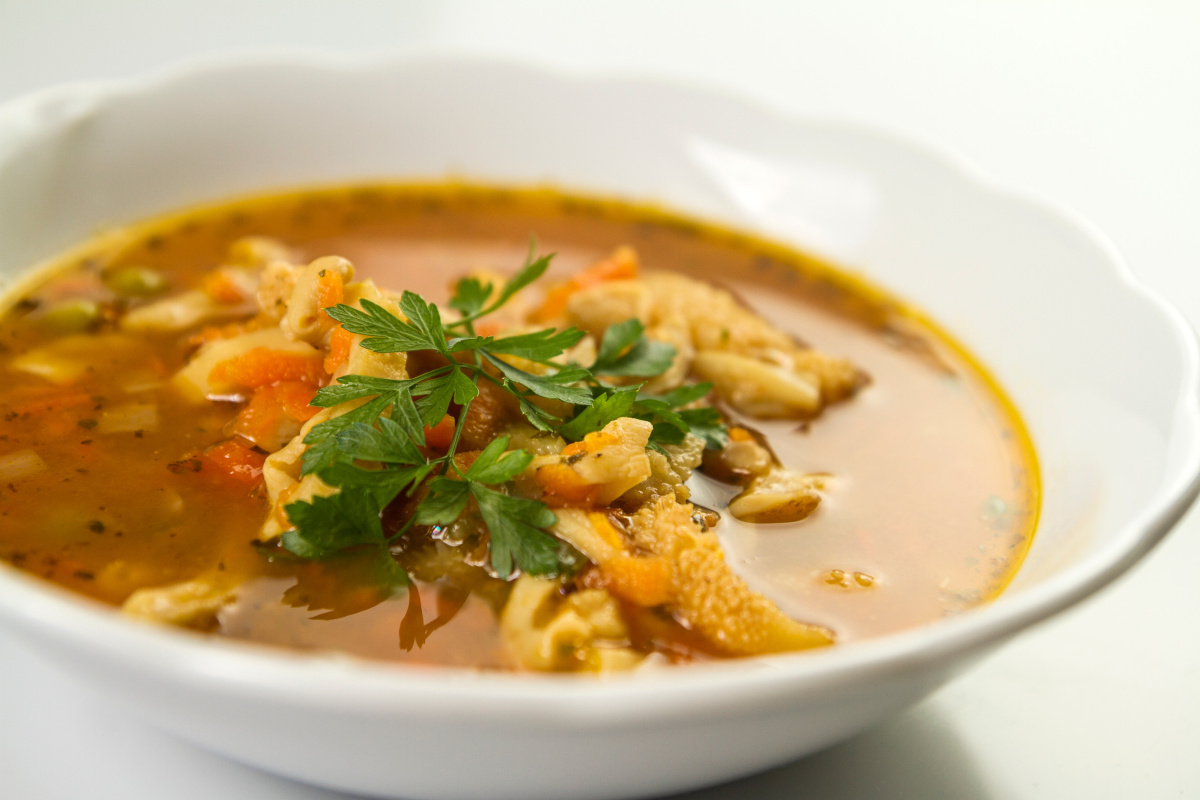 Soupe traditionnelle de tripes de b&oelig;uf aux l&eacute;gumes, garnie de persil frais.