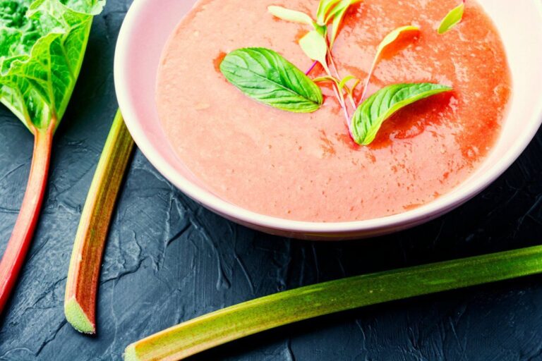 Soupe froide de rhubarbe.