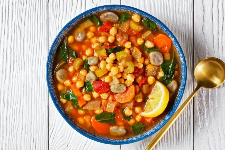 Soupe marocaine aux pois chiches, fèves et légumes.