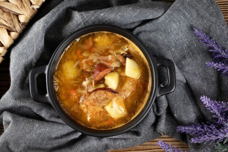 Soupe russe au chou aigre avec des pommes de terre et de la saucisse.
