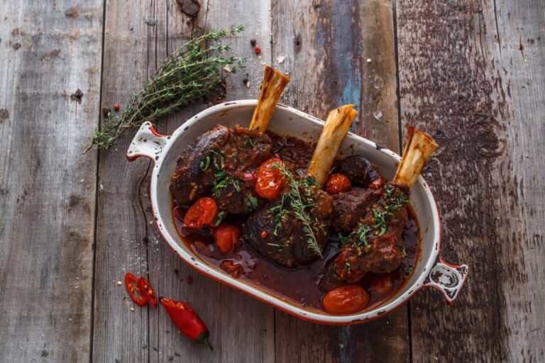 Souris d'agneau braisées dans une sauce tomate.