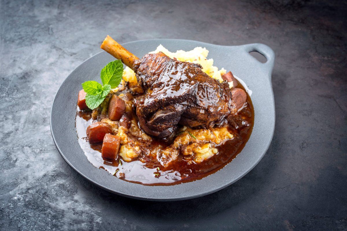 Souris d'agneau brais&eacute;e au vin rouge servie sur une pur&eacute;e de pommes de terre.