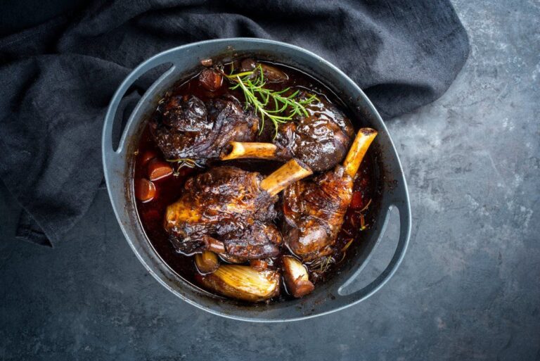 Souris d'agneau braisées dans une cocotte.