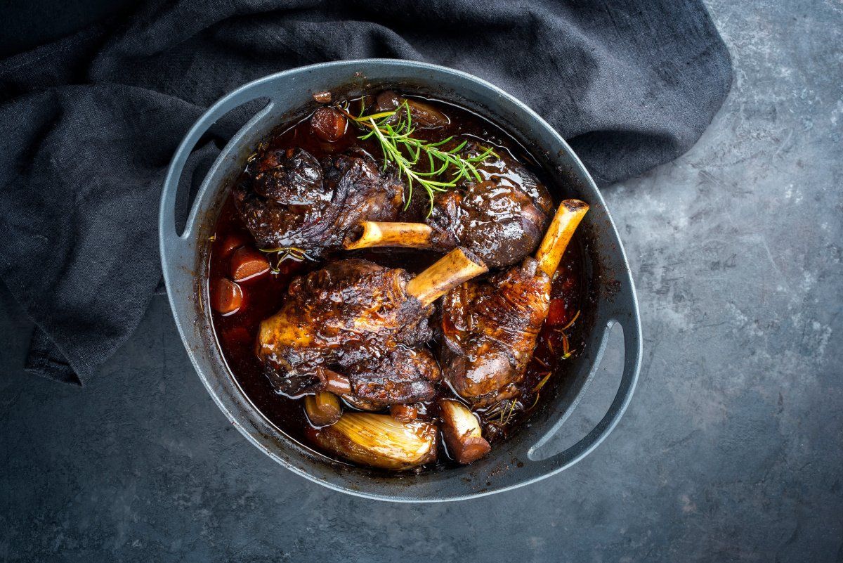 Souris d'agneau brais&eacute;es dans une cocotte.