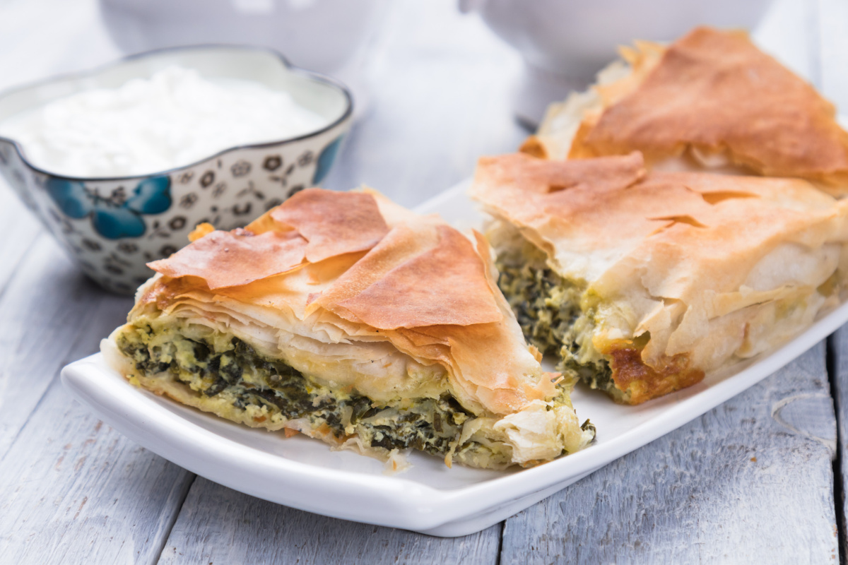 Tourte en p&acirc;te filo garnie d'&eacute;pinards et de feta.