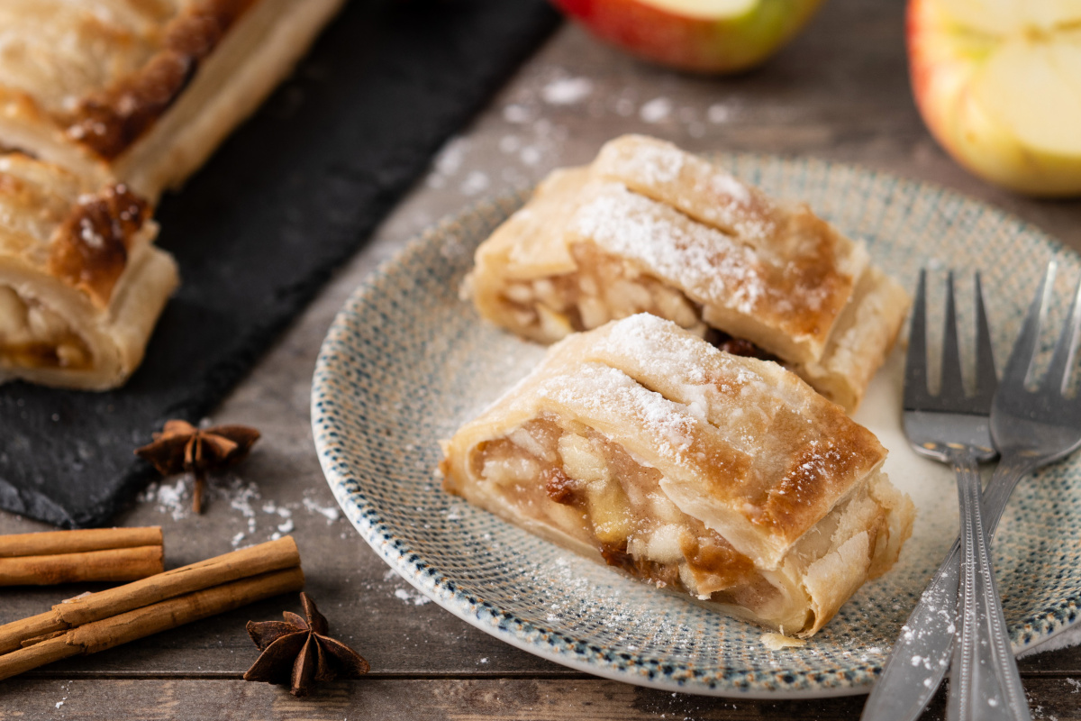 Strudel aux pommes saupoudr&eacute;es de sucre glace.