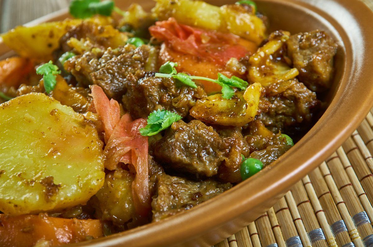 Gros plan sur un tajine marocaine de b&oelig;uf, pommes de terre et l&eacute;gumes.
