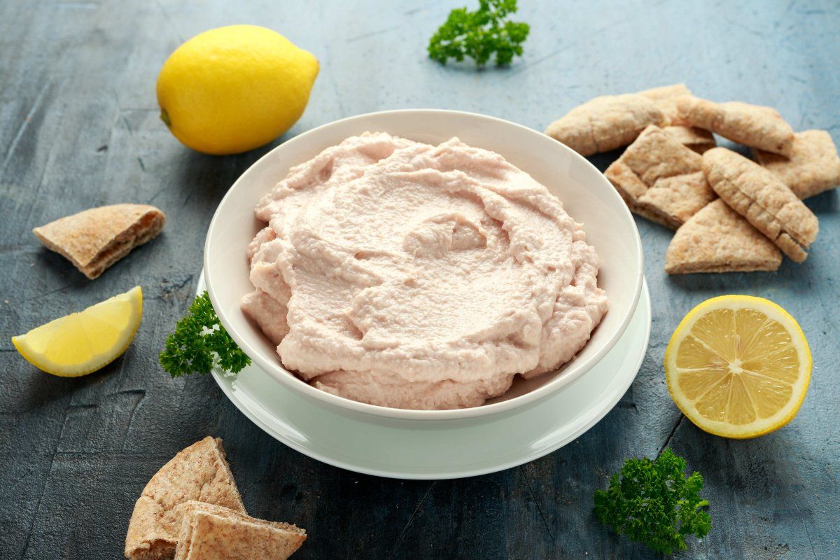 Taramasalata aux &oelig;ufs de poisson servi avec citron, persil et pain pita.
