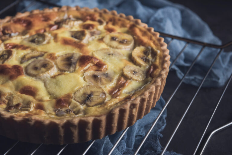Tarte flan à la banane dorée.