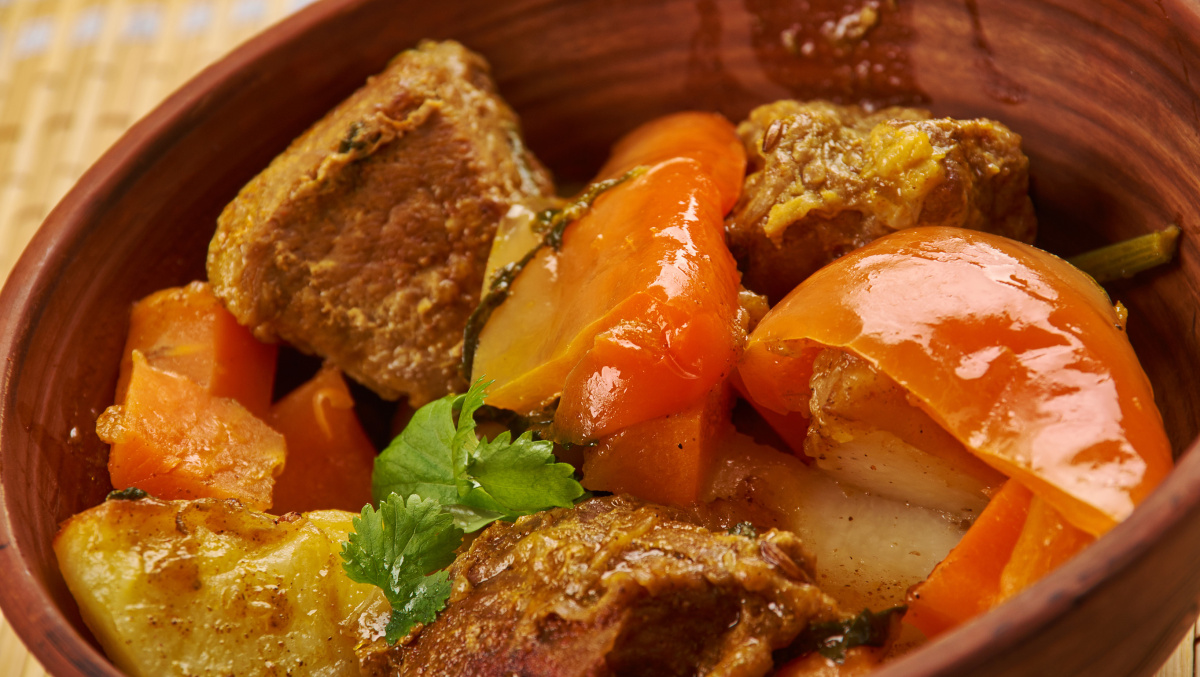 Rago&ucirc;t azerba&iuml;djanais Tava avec viande, carottes, tomates et pommes de terre.