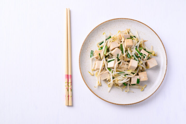 Plat de tofu sauté aux pousses de soja et à la ciboule.
