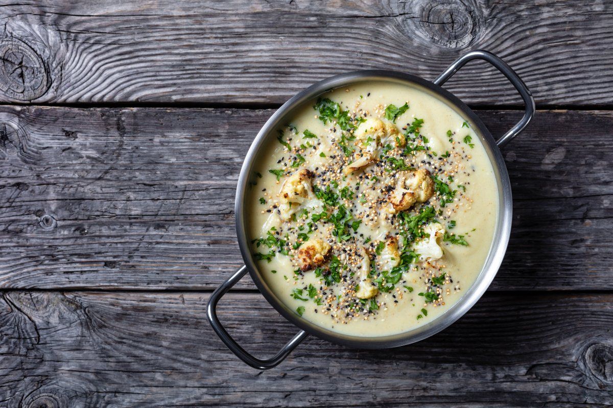 Velout&eacute; de chou-fleur &agrave; l'ail avec des morceaux de chou fleur roti.
