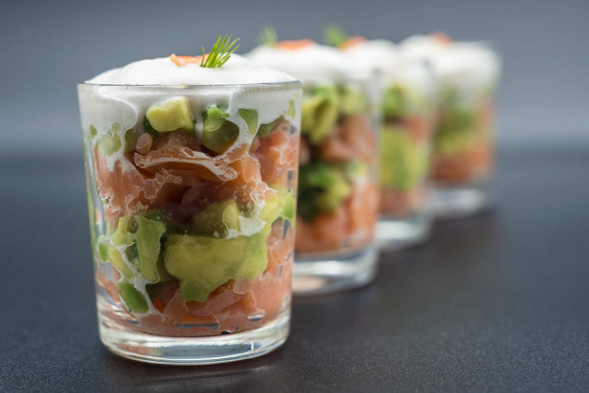 Verrines ap&eacute;ritives au saumon et avocat.