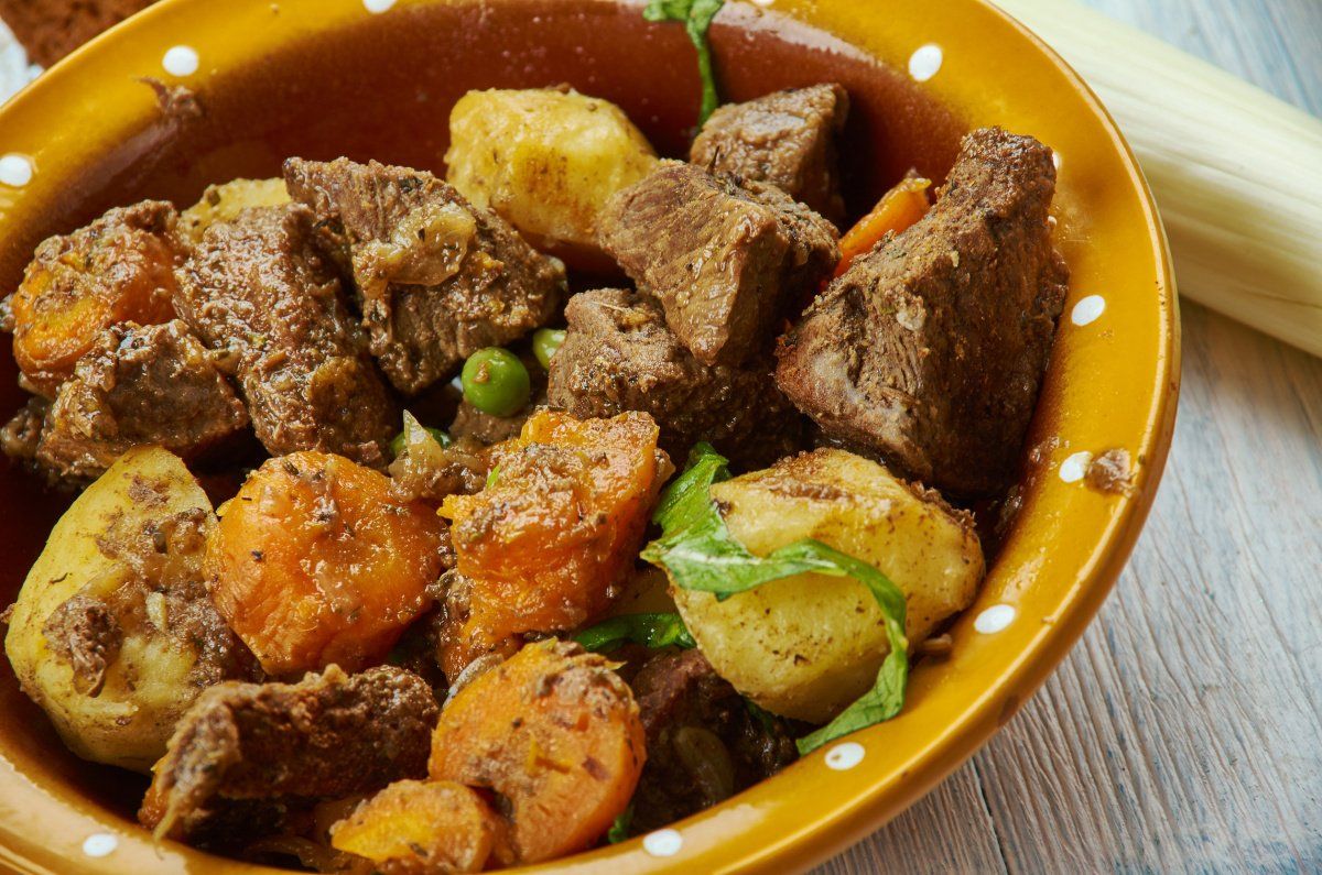 Ragoût gallois Welsh Cawl avec morceaux de viande, pommes de terre et carottes.