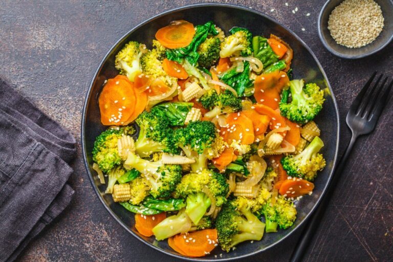 Wok de légumes vegan avec brocolis et carottes.