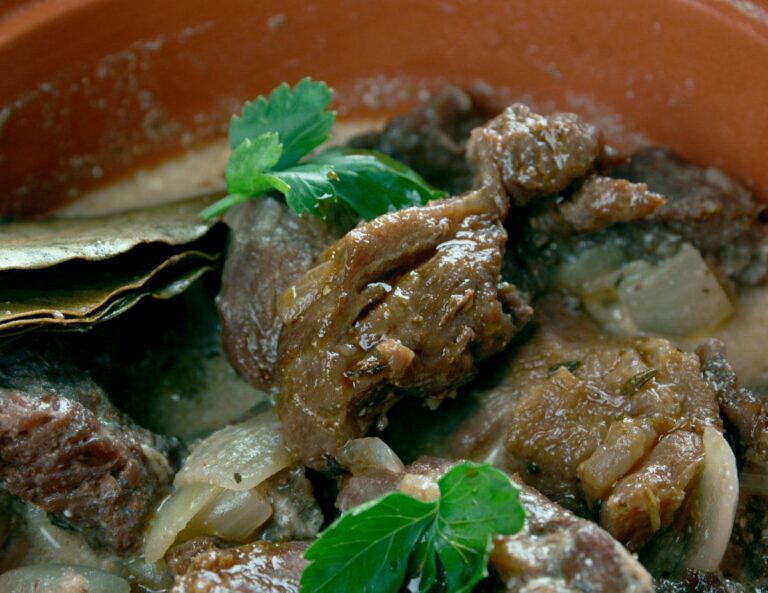 Ragoût de bœuf aigre-doux Zoervleis avec oignons, laurier et persil frais.