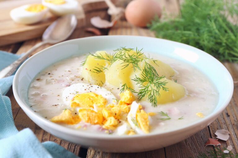 Bol de soupe polonaise Zurek avec pommes de terre, œuf et aneth.