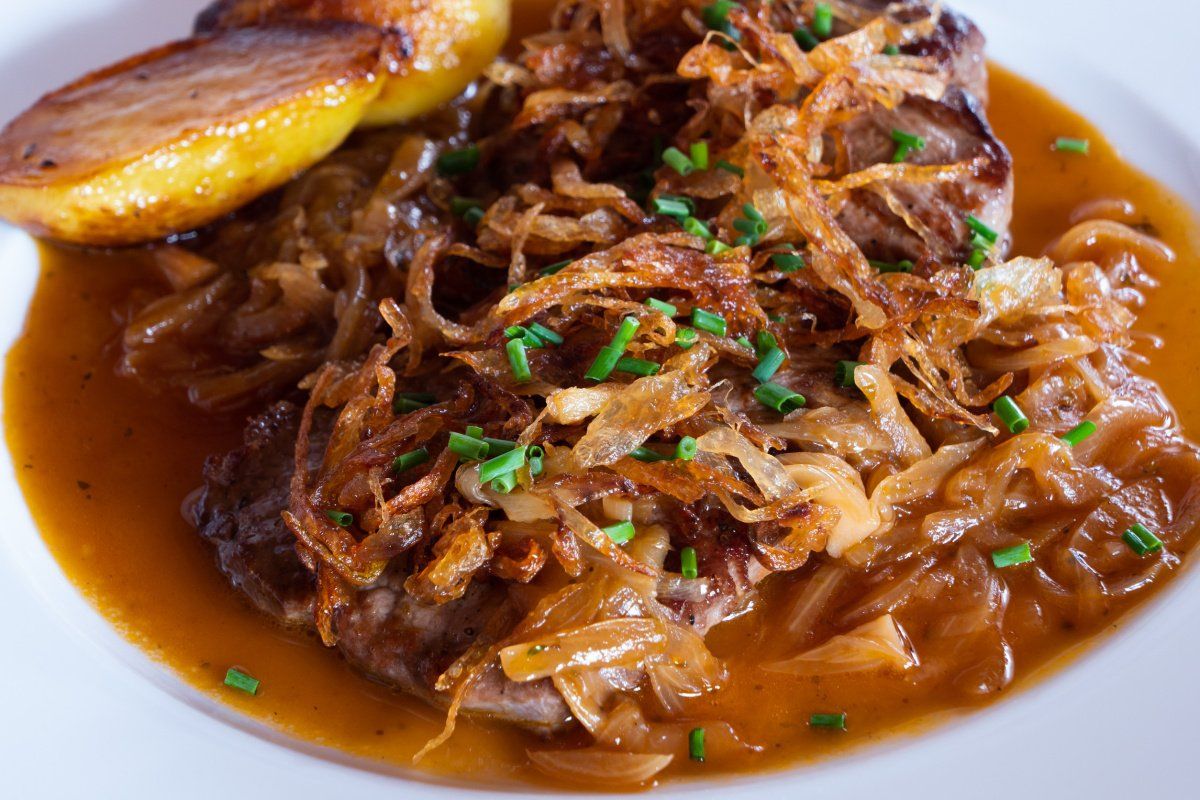 Zwiebelrostbraten viennois : rôti de bœuf, sauce et oignons frits.
