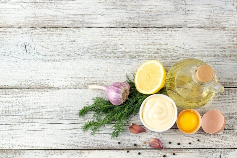 Ingrédients frais pour préparer aïoli maison.