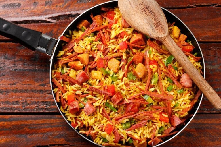 Arroz de carreteiro, plat de riz brésilien à la viande séchée et poivrons.