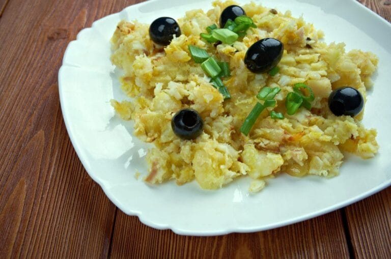 Morue à la Brás du Portugal avec pommes de terre, œufs, olives et ciboule.
