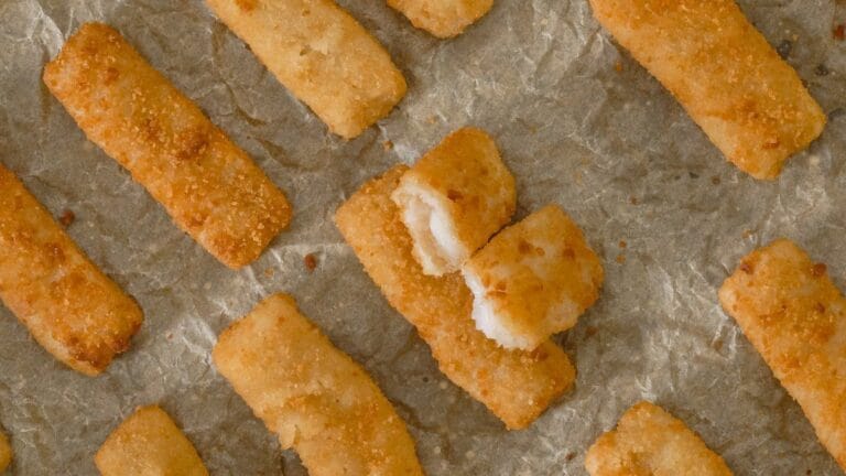 Bâtonnets de poisson panés doré.