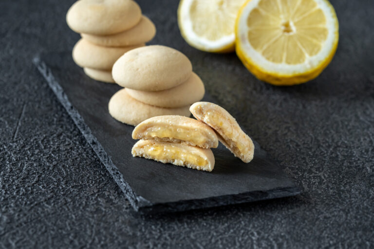 Biscuits sablés ronds fourrés à la crème de citron.