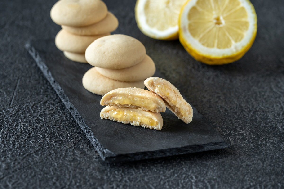 Biscuits sabl&eacute;s ronds fourr&eacute;s &agrave; la cr&egrave;me de citron.