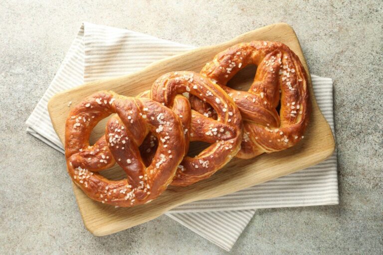 Bretzels traditionnels dorés parsemés de sel.
