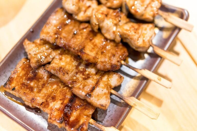 Brochettes de poulet yakitori japonais grillées et laquées à la sauce soja sucrée.