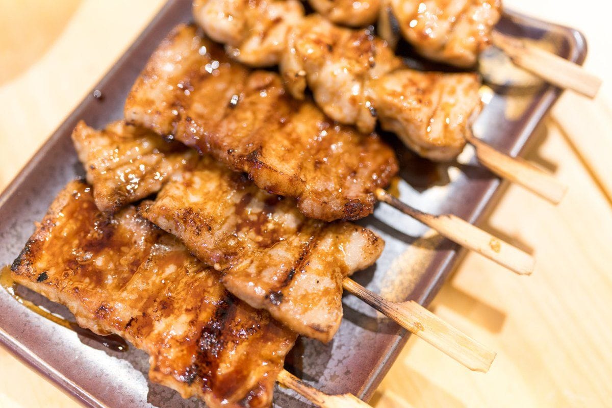 Brochettes de poulet yakitori japonais grill&eacute;es et laqu&eacute;es &agrave; la sauce soja sucr&eacute;e.