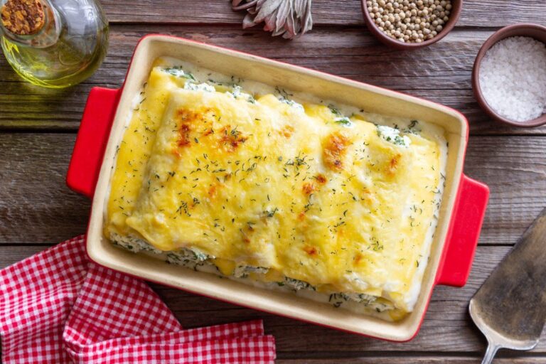 Cannellonis végétariens farcis à la ricotta et aux épinards, gratinés au four.
