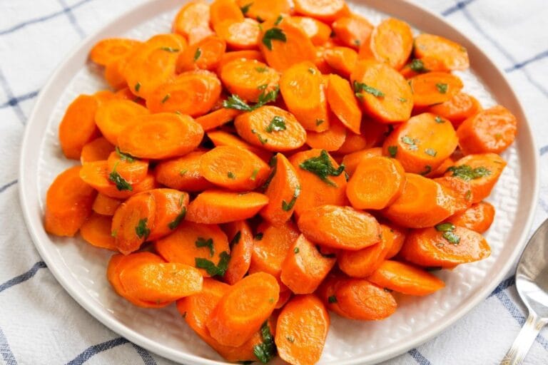 Carottes vichy en rondelles, assaisonnées de persil frais haché.