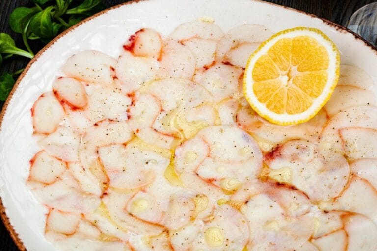 Carpaccio de poulpe en fines tranches, assaisonné d'huile d'olive, poivre et citron.