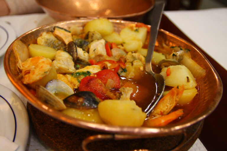 Cataplana de poissons et fruits de mer avec pommes de terre et légumes.