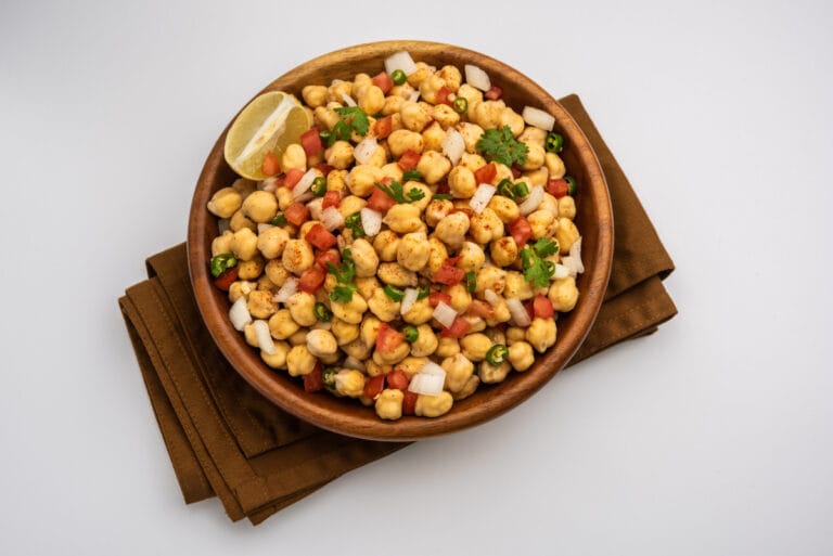 Chana chaat, salade de pois chiches épicée avec légumes frais et quartier de citron.