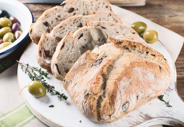 Pain ciabatta maison aux olives.