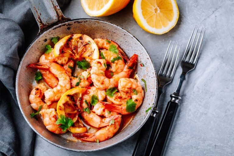 Poêlée de crevettes épicées à l'ail, piment, coriandre et tranches de citron grillé.
