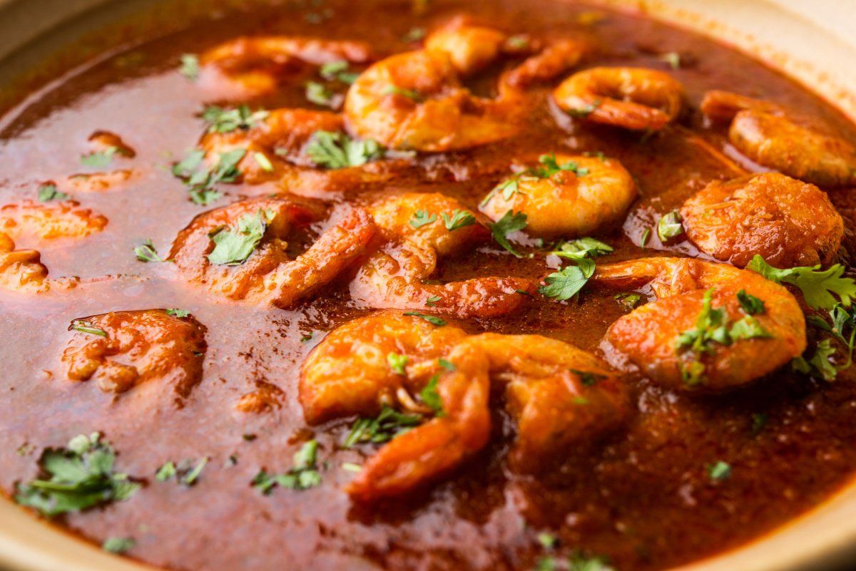 Curry de crevettes masala dans une sauce rouge avec de la coriandre fra&icirc;che.