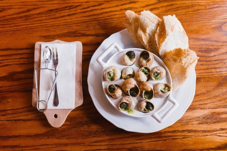 Escargots de Bourgogne au beurre persillé.