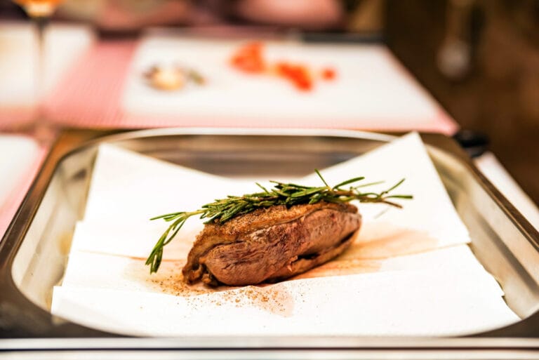 Filet de canard rôti au romarin.