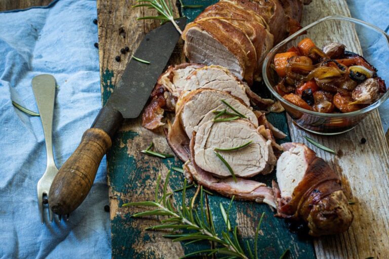 Filet mignon de porc bardé au bacon et rôti.