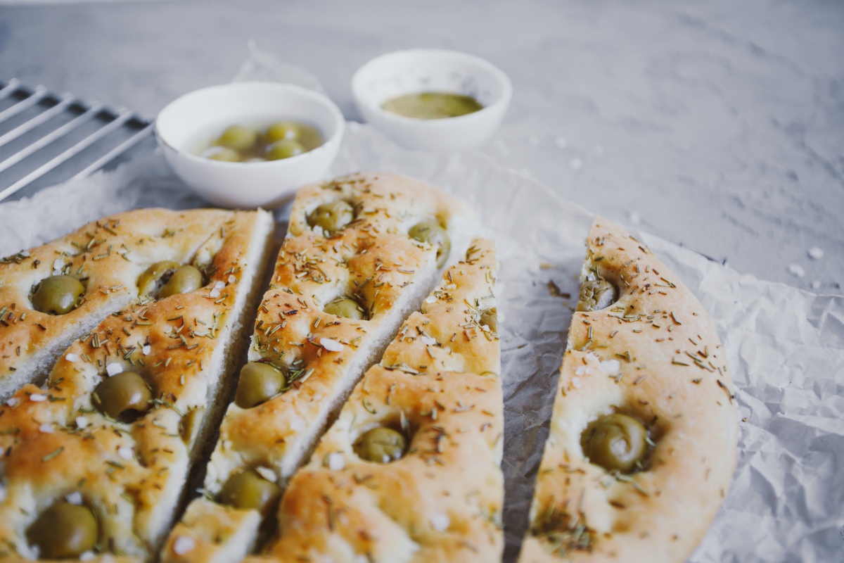 Focaccia maison aux olives vertes et herbes s&eacute;ch&eacute;es.