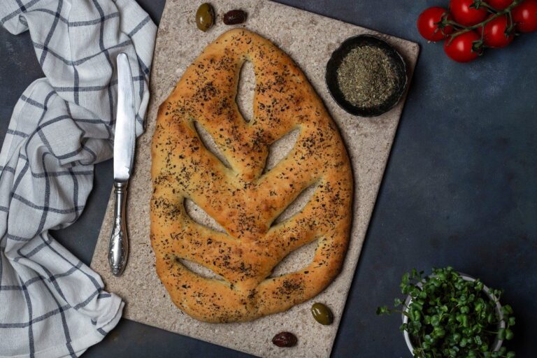 Fougasse provençale dorée au sésame et aux herbes.