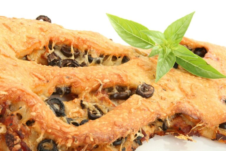 Fougasse dorée aux olives noires, fromage gratiné.