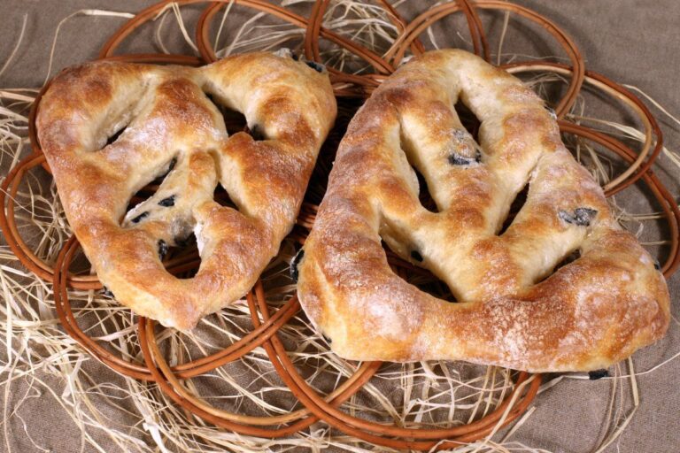 Fougasse dorée aux olives noires.