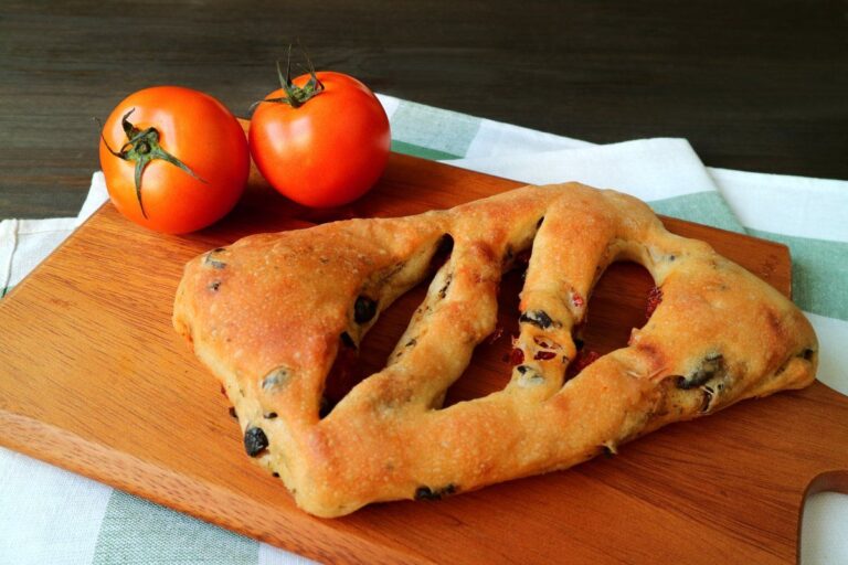 Fougasse provençale aux tomates séchées et olives noires.