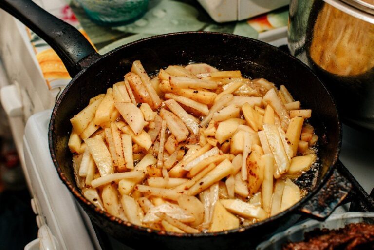 Pommes de terre frites dans une poêle avec de l'huile.