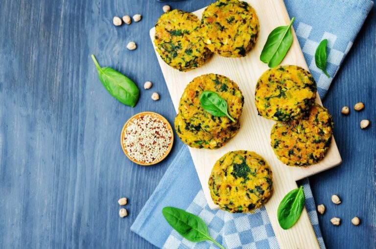 Galettes végétariennes dorées au quinoa, épinards, pois chiches et potiron.